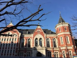 日本ではじめて鉄道が走った区間を歩く旅！田町・慶応義塾大学へ
