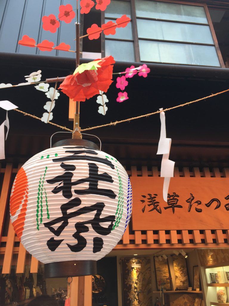 これぞ江戸の祭り！スカイツリーのたもとで荒々しく振られる100基のみこし！DJポリスも出動中。夏を告げる熱い祭り・浅草三社祭！