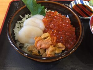 ホタテにイクラにサッポロクラシック!新鮮な魚介の丼巡り”函館朝市”