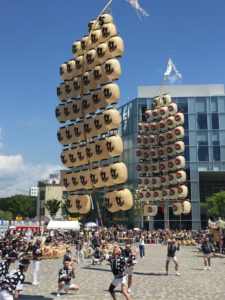 秋田竿燈まつりにいざ出陣！過去最多282本の竿燈が夏の夜空を照らす