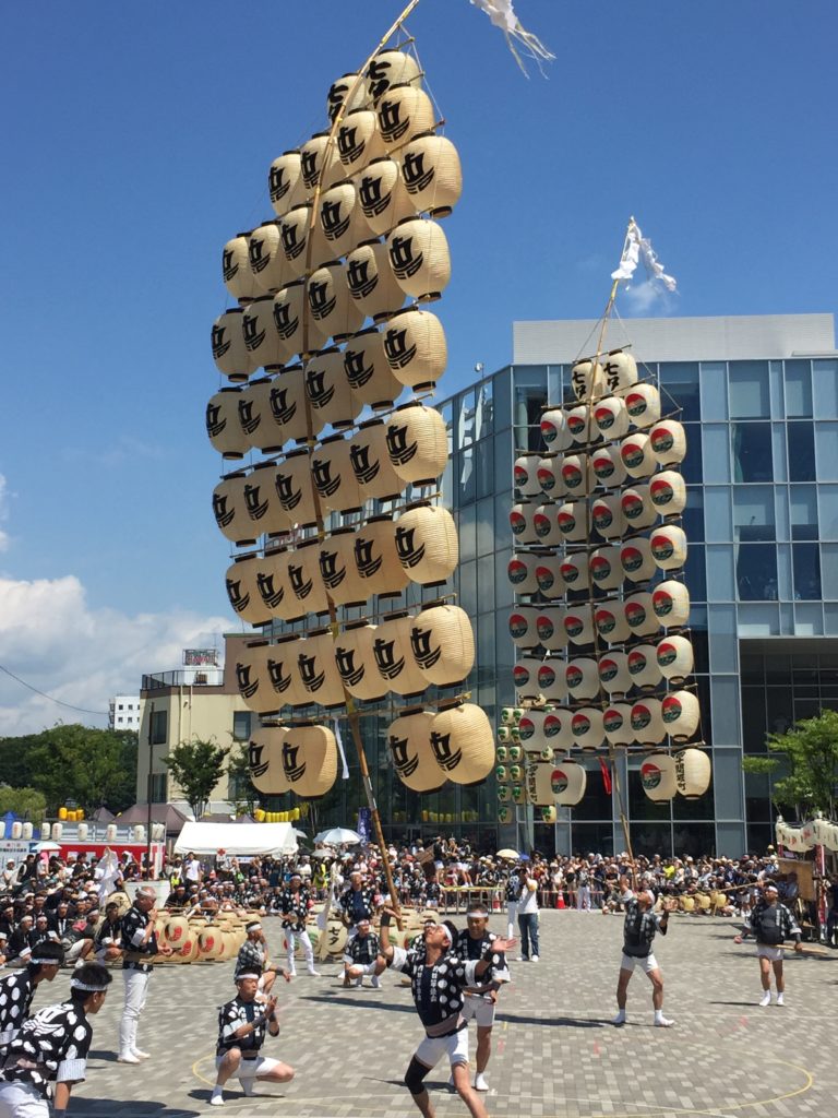 秋田竿燈まつりにいざ出陣！過去最多282本の竿燈が夏の夜空を照らす