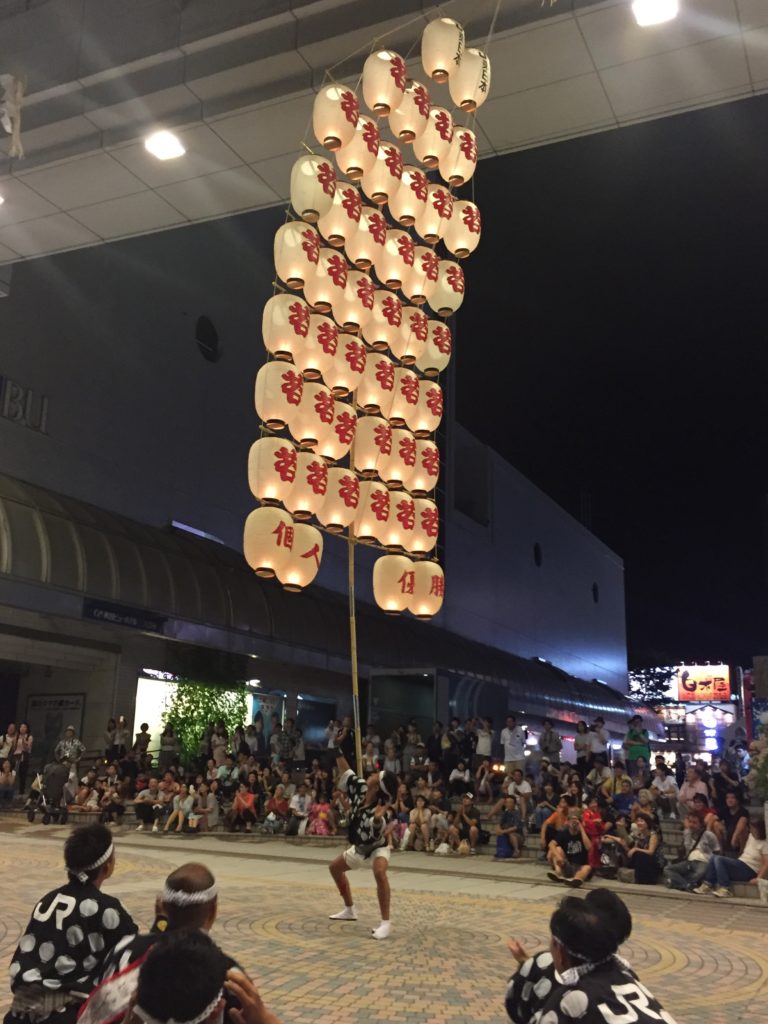 祭りのあとの”戻り竿燈”！ 天まで届く”曲がり”の妙技、実力派たちの感謝の舞い！