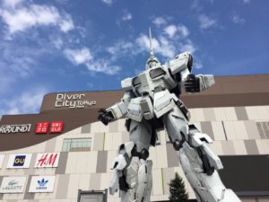 帰ってきたガンダム！実物大「ユニコーンガンダム」お台場に立つ。変形も再現！