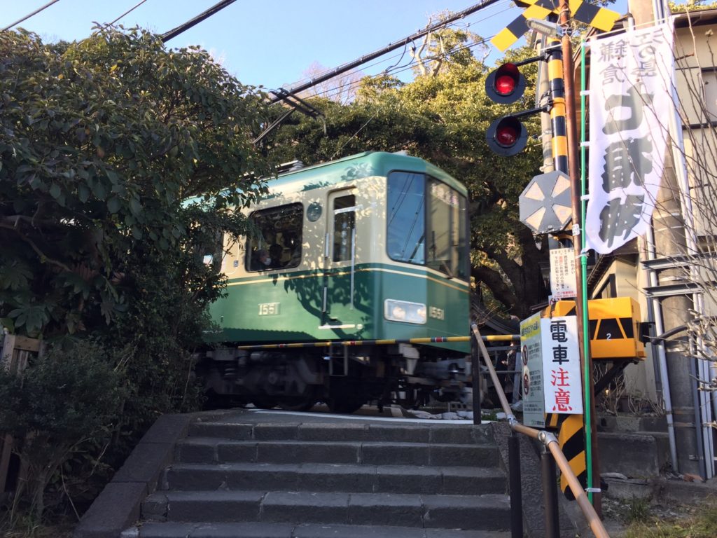 鳥居の前を江ノ電が通り過ぎる！鎌倉七福神巡り「御霊神社」