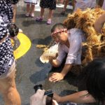 わらに巻かれた男が水をかけられ法螺貝を鳴らす!?奇祭”水止舞”