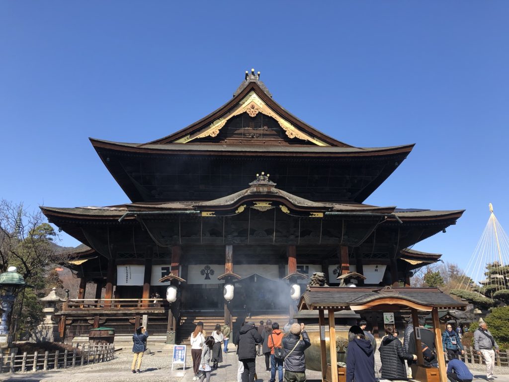 春の光に引かれて善光寺。見所もスリルもいっぱいのぶら歩き！