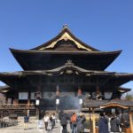 春の光に引かれて善光寺。見所もスリルもいっぱいのぶら歩き！