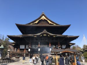 春の光に引かれて善光寺。見所もスリルもいっぱいのぶら歩き！
