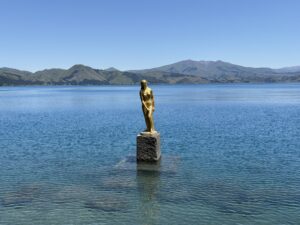 瑠璃色の輝きに包まれて。秋田・田沢湖で「永遠の美」と「懐かしさ」に出会う旅