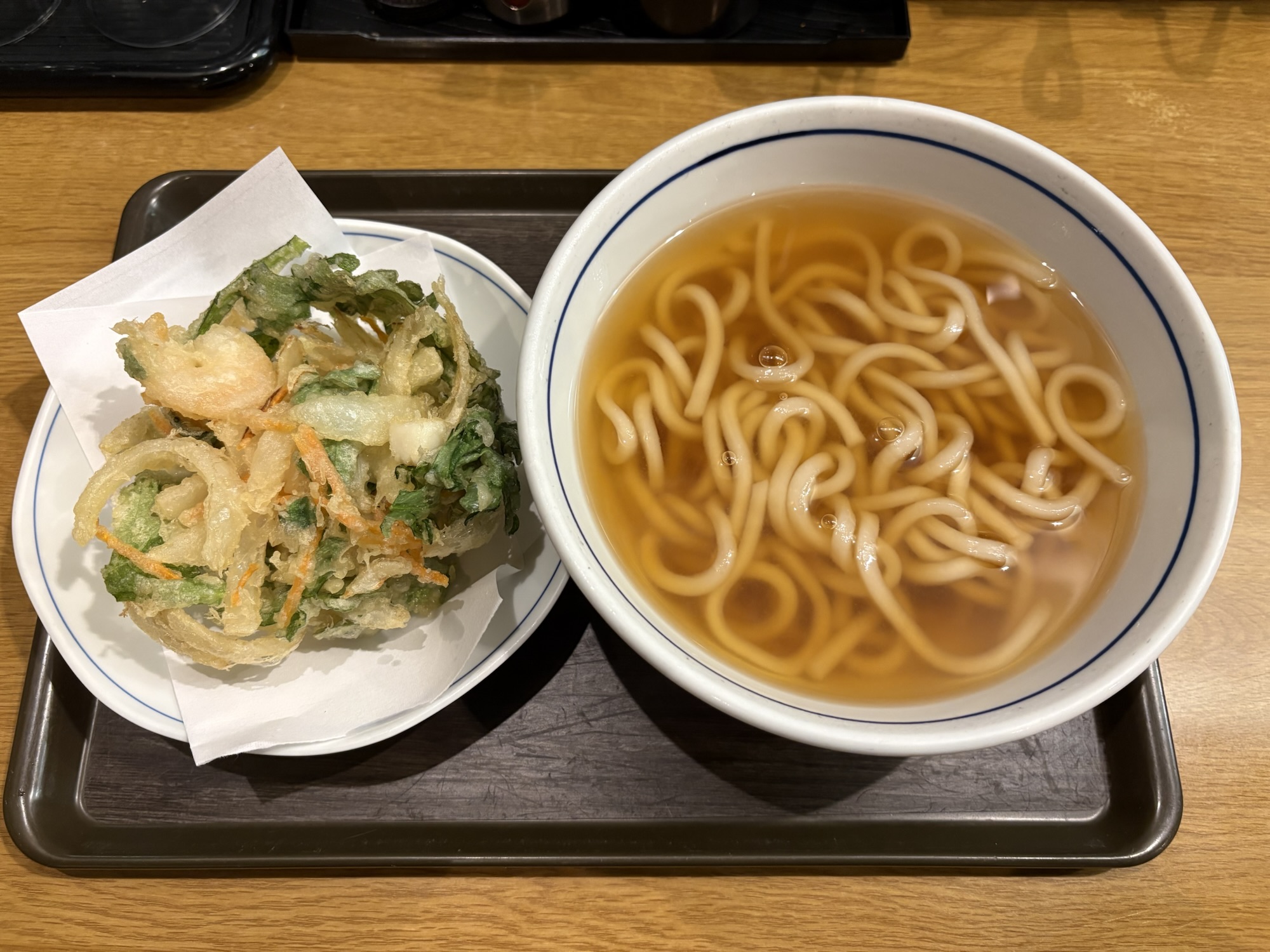 【福岡グルメ】豚骨ラーメンだけじゃない!「うどんウエスト 東光空港通り店」で味わう、お出汁が染みる絶品かき揚げうどん
